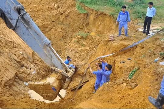 Mỗi lần đường ống nước sông Đà có vấn đề là hàng vạn hộ gia đình lại lao đao. (Ảnh: Internet)