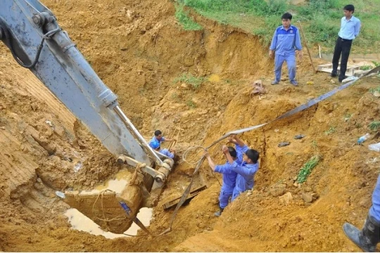 Mỗi lần đường ống nước sông Đà có vấn đề là hàng vạn hộ gia đình lại lao đao. (Ảnh: Internet)