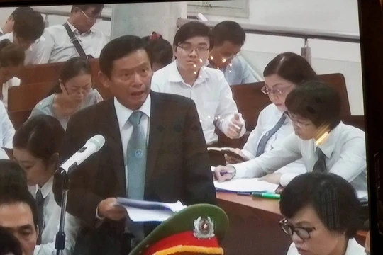 Luật sư Pham Trung Hoài trong phần biện hộ cho bị cáo Phạm Công Danh sáng 18/9. (Ảnh chụp màn hình: N.G)