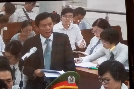 Luật sư Pham Trung Hoài trong phần biện hộ cho bị cáo Phạm Công Danh sáng 18/9. (Ảnh chụp màn hình: N.G)