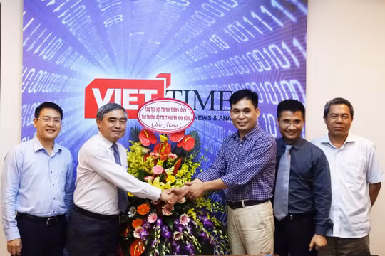 Thứ trưởng Bộ Thông tin và Truyền thông, Chủ tịch Hội Truyền thông số Việt Nam Nguyễn Minh Hồng (thứ hai, trái sang) chúc mừng và tặng hoa Ban Biên tập VietTimes nhân 92 năm Ngày Báo chí cách mạng Việt Nam. (Ảnh: Đ.K)