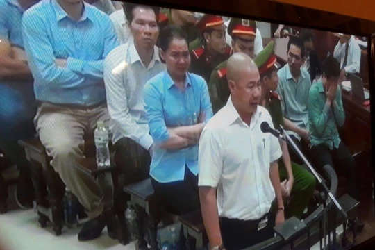 Câu nói của bị cáo Nguyễn Quốc Chiến khiến Hà Văn Thắm và Nguyễn Minh Thu bật khóc nức nở. (Ảnh: K.T)