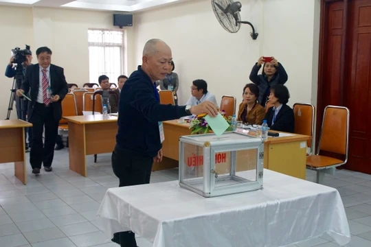 Hai nhà đầu tư bỏ phiếu đấu giá Công ty Vật tư kỹ thuật Nông nghiệp Hà Tây, chiều 21/03/2016. (Ảnh: tapchigiaothong.vn)