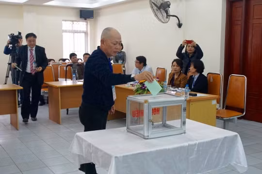 Hai nhà đầu tư bỏ phiếu đấu giá Công ty Vật tư kỹ thuật Nông nghiệp Hà Tây, chiều 21/03/2016. (Ảnh: tapchigiaothong.vn)