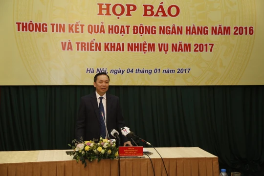 Phó Thống đốc NHNN Đào Minh Tú điều hành họp báo. (Ảnh: Việt Trung)