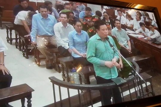 Hà Văn Thắm trong phần tự bào chữa chiều 19/9. (Ảnh chụp màn hình: X.T)