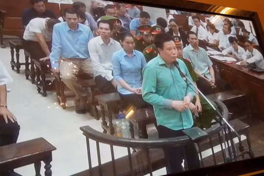 Hà Văn Thắm trong phần tự bào chữa chiều 19/9. (Ảnh chụp màn hình: X.T)