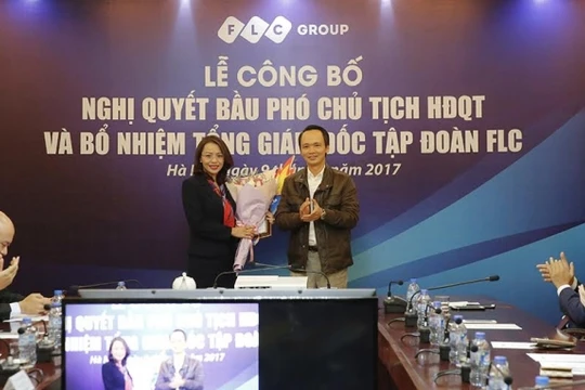 Ông Trịnh Văn Quyết chúc mừng bà Hương Trần Kiều Dung nhận nhiệm vụ mới.