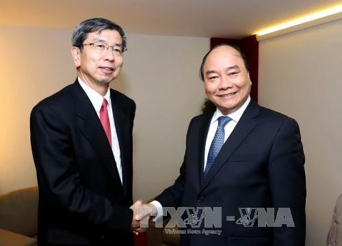 Thủ tướng Nguyễn Xuân Phúc gặp Chủ tịch Ngân hàng Phát triển châu Á Tahehiko Nakao. Ảnh: TTXVN