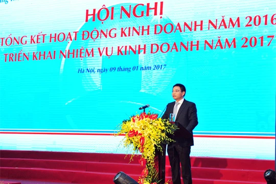 Ông Nguyễn Văn Thắng - Chủ tịch HĐQT VietinBank báo cáo kết quả kinh doanh của VietinBank 2016 Hội nghị (ảnh Tiến Lâm).
