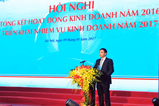 Ông Nguyễn Văn Thắng - Chủ tịch HĐQT VietinBank báo cáo kết quả kinh doanh của VietinBank 2016 Hội nghị (ảnh Tiến Lâm).