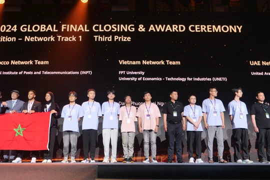 Đội Việt Nam (thứ 9 và 10 từ trái sang) nhận giải Ba toàn cầu ở nội dung Network Track tại cuộc thi Huawei ICT Competition 2023 - 2024