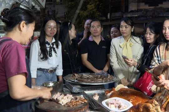 Đoàn khảo sát tham quan và nghe giới thiệu về sản phẩm đặc sản Lợn quay tại cơ sở chế biến Lợn quay Thanh Nhài, phường Vĩnh Trại, TP. Lạng Sơn