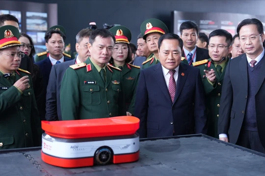 Robot AGV tự hành chia chọn tự động các loại hàng hóa nhẹ, mỏng, phù hợp với hàng hóa trên sàn thương mại điện tử do Viettel Post nghiên cứu, phát triển.