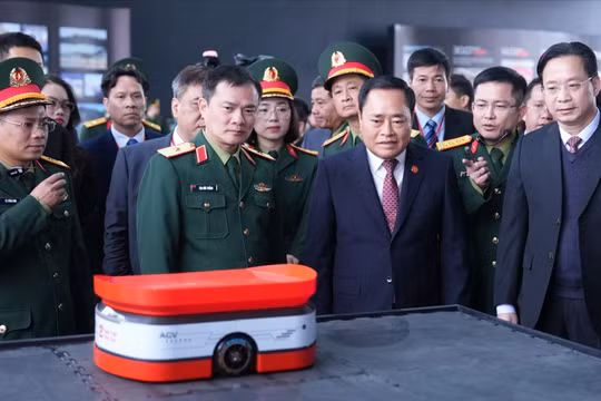 Robot AGV tự hành chia chọn tự động các loại hàng hóa nhẹ, mỏng, phù hợp với hàng hóa trên sàn thương mại điện tử do Viettel Post nghiên cứu, phát triển.