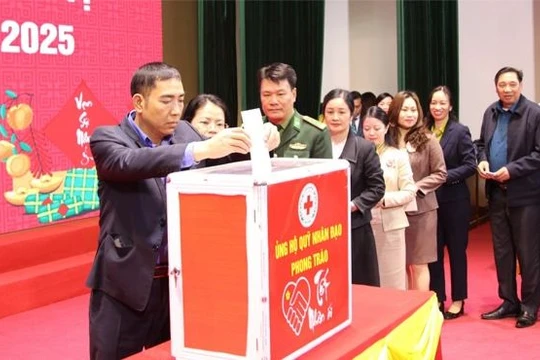 Các đại biểu ủng hộ phong trào “Tết Nhân ái” và Quỹ Nhân đạo năm 2025