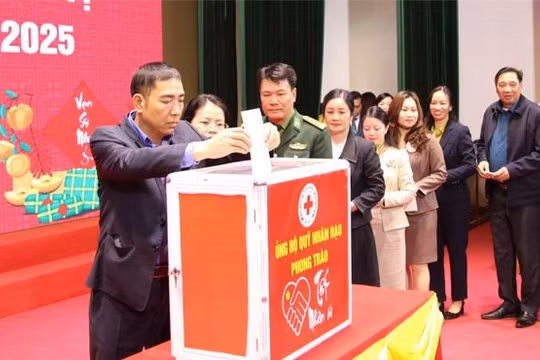 Các đại biểu ủng hộ phong trào “Tết Nhân ái” và Quỹ Nhân đạo năm 2025