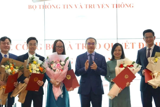 Thứ trưởng Bộ TT&TT Phan Tâm trao quyết định bổ nhiệm cán bộ.