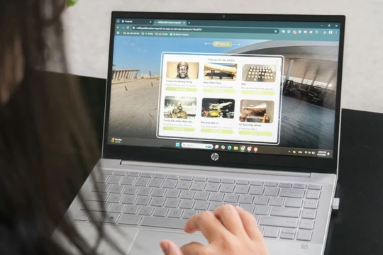 Không gian ảo Bảo tàng Lịch sử Quân sự Việt Nam quá chân thực, khách tham quan thích thú trải nghiệm