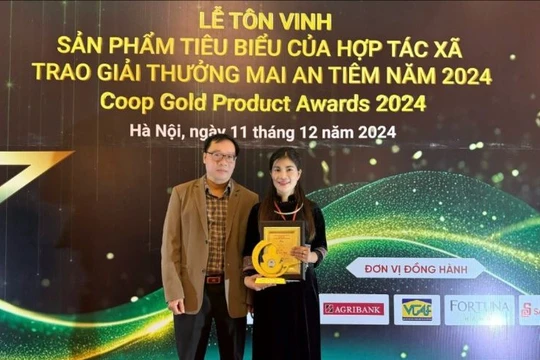 Lãnh đạo Liên minh HTX tỉnh Lạng Sơn (trái) chúc mừng HTX Chế biến nông sản Lụa Vy nhận giải thưởng Mai An Tiêm.