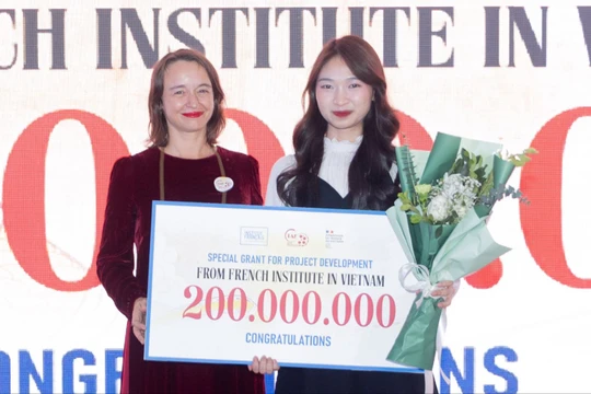Đại diện Đại sứ quán Pháp trao giải cho tác giả Nguyễn Mai Dung về tác phẩm tiềm năng xuất sắc nhất.