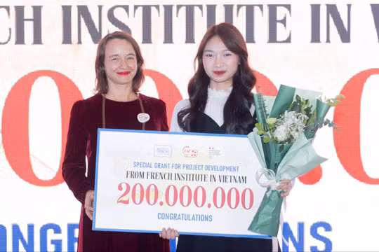 Đại diện Đại sứ quán Pháp trao giải cho tác giả Nguyễn Mai Dung về tác phẩm tiềm năng xuất sắc nhất.