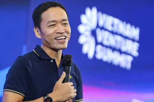 Ông Lê Hồng Minh sinh ngày 27/09/1977 tại Hà Nội, từng được nhận bằng khen của Thủ tướng Chính phủ cho những đóng góp tích cực vào sự phát triển của lĩnh vực công nghệ vào năm 2014. 