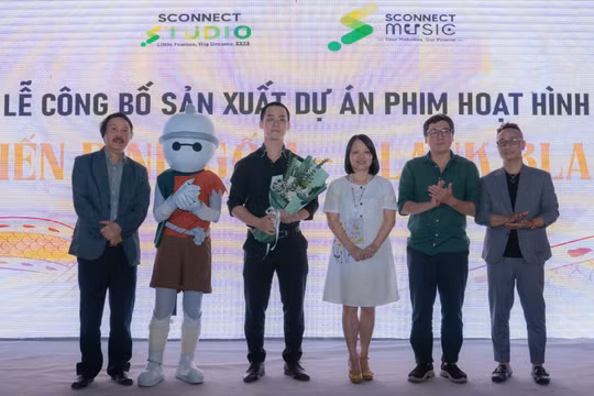 NSND Phạm Ngọc Tuấn (trái) trao hoa cho đại diện ekip “Chiến binh gốm - Blank Blank” được thực hiện hoàn toàn bằng công nghệ Stopmotion.