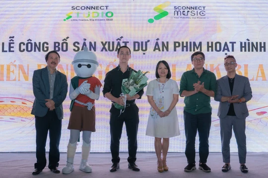 NSND Phạm Ngọc Tuấn (trái) trao hoa cho đại diện ekip “Chiến binh gốm - Blank Blank” được thực hiện hoàn toàn bằng công nghệ Stopmotion.