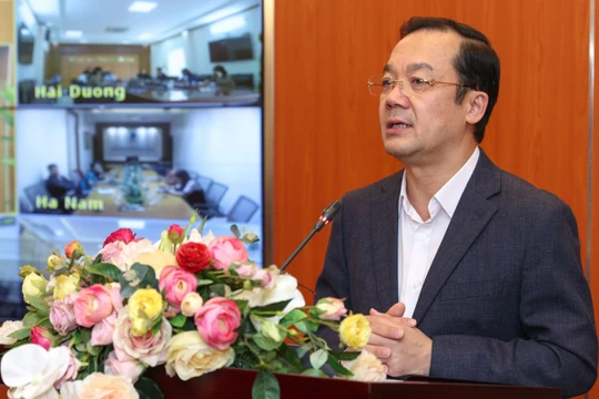 Thứ trưởng Phạm Đức Long trao đổi tại hội nghị.