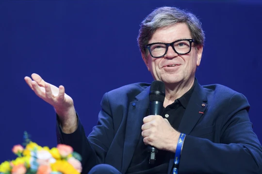 GS Yann LeCun chia sẻ với sinh viên về ứng phó với mối nguy từ AI.