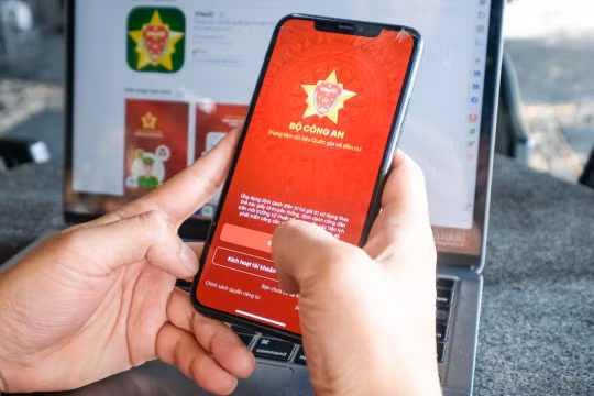 Chữ ký số có 2 lớp mã khóa, đảm bảo tính bảo mật và không bị đánh cắp thông tin bởi hacker.