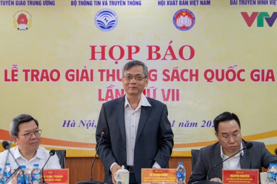 Đại diện Ban tổ chức Giải: ông Tống Văn Thanh, Vụ trưởng Vụ Báo chí - Xuất bản, ông Đỗ Quang Dũng, Phó chủ tịch Hội Xuất bản Việt Nam, ông Nguyễn Nguyên, Cục trưởng Cục Xuất bản, In và Phát hành tại họp báo.