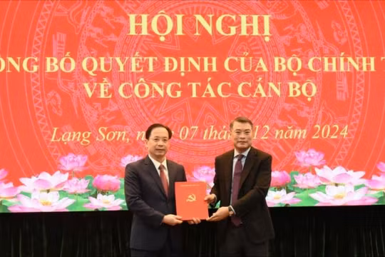 Ông Lê Minh Hưng, Trưởng Ban Tổ chức Trung ương trao quyết định của Bộ Chính trị cho ông Hoàng Văn Nghiệm, Bí thư Tỉnh ủy Lạng Sơn.