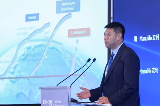 Chuyên gia AI của Alibaba Huang Fei phát biểu tại Hội nghị SCMP Trung Quốc 2025 tại JW Marriott ở Admiralty vào ngày 8 tháng 7 năm 2025. Ảnh: Eugene Lee.