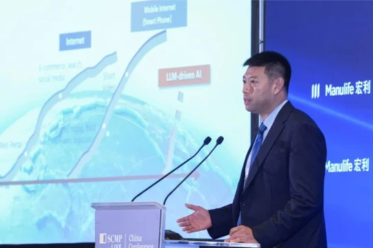 Chuyên gia AI của Alibaba Huang Fei phát biểu tại Hội nghị SCMP Trung Quốc 2025 tại JW Marriott ở Admiralty vào ngày 8 tháng 7 năm 2025. Ảnh: Eugene Lee.