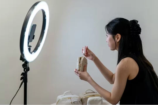 Thương hiệu thời trang A'pearl là một trong những doanh nghiệp đang thử nghiệm thương mại điện tử trực tiếp thông qua TikTok Shop. Ảnh: Nikkei Asia.