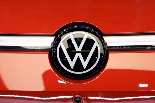 Logo của Volkswagen tại Triển lãm ô tô Paris 2024 ở Paris, Pháp, ngày 15 tháng 10 năm 2024 (Ảnh: Reuters)