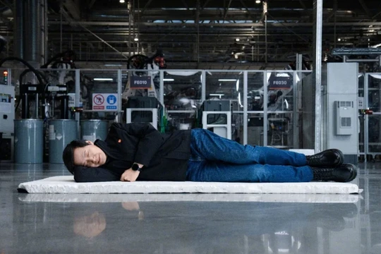 Bài đăng trên mạng xã hội của giám đốc điều hành Xiaomi Lei Jun, cho thấy ông đang ngủ trên sàn nhà máy tương tự như Elon Musk. Ảnh: SCMP.