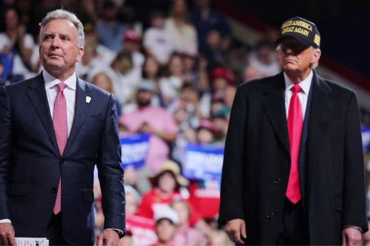 Doanh nhân Steve Witkoff đứng trên sân khấu cùng ông Donald Trump trong một cuộc vận động tranh cử tại Nhà hát ngoài trời Atrium Health ở Macon, Georgia, Mỹ. Ảnh: Reuters.