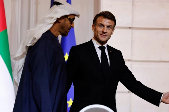 Sheikh Mohamed bin Zayed Al Nahyan, Tổng thống Các Tiểu vương quốc Ả Rập Thống nhất, và Tổng thống Pháp Emmanuel Macron. Ảnh: Reuters.