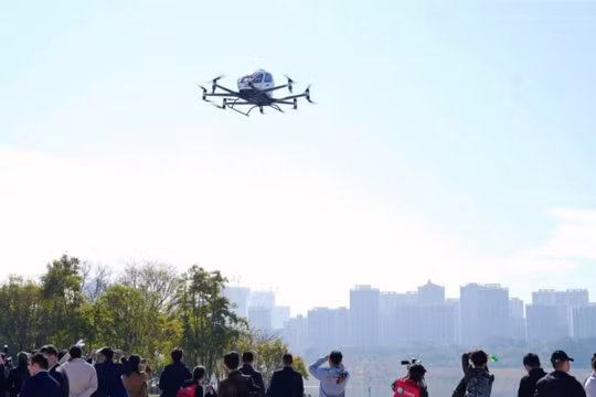 Máy bay không người lái chở khách tự động EH216-S của EHang hoàn thành chuyến bay trình diễn thương mại đầu tiên tại thành phố Quảng Châu, miền nam Trung Quốc. Ảnh: SCMP.