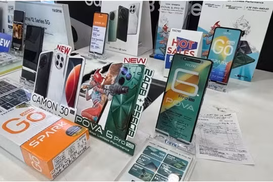 Một cửa hàng điện thoại di động ở Manila đang bày bán sản phẩm của Tecno (Ảnh: Nikkei Asia)