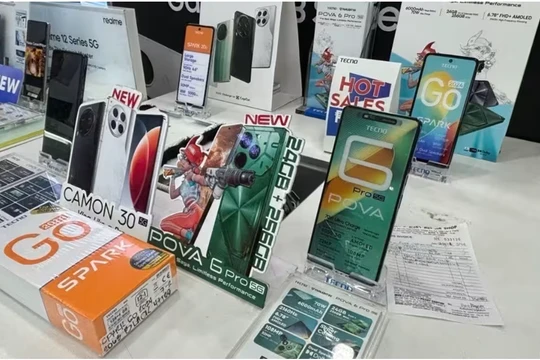 Một cửa hàng điện thoại di động ở Manila đang bày bán sản phẩm của Tecno (Ảnh: Nikkei Asia)