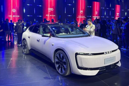 Audi E5 Sportback, mẫu xe đầu tiên trong dòng xe điện (EV) của Audi được phát triển chung với SAIC, được trưng bày tại sự kiện của Volkswagen ở Thượng Hải. Ảnh: Reuters.