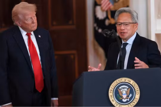 Tổng giám đốc điều hành Nvidia Jensen Huang phát biểu tại sự kiện "Đầu tư vào nước Mỹ". Ảnh: Nikkei Asia.