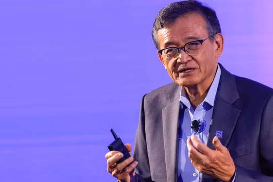 Tổng giám đốc điều hành Intel Lip-Bu Tan phát biểu tại Đài Bắc. Ảnh: Reuters.