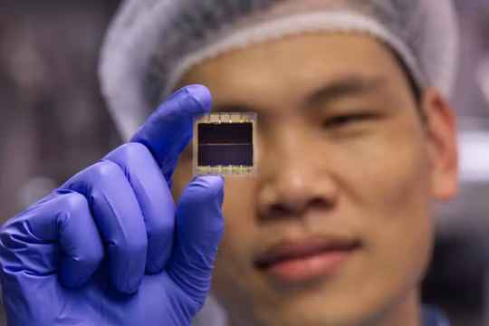 Shuaifeng Hu, đến từ Đại học Oxford, kiểm tra một màng mỏng mới làm từ vật liệu perovskite (Ảnh: CNN)