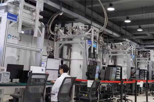 Các nhà khoa học làm việc trên máy tính lượng tử siêu dẫn Origin Wukong. Ảnh: Origin Quantum.