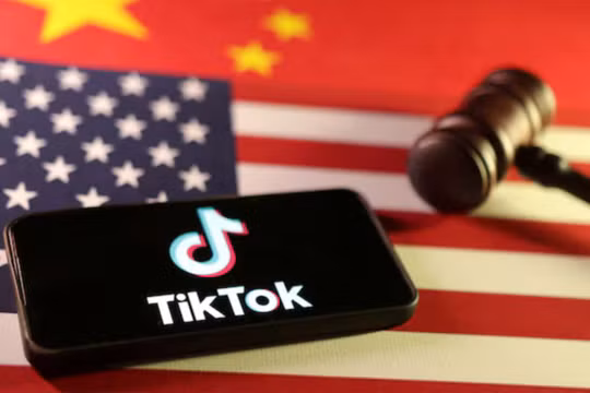 Hàng loạt người dùng TikTok tại Mỹ đang đổ xô sang các ứng dụng thay thế. Ảnh: Reuters.